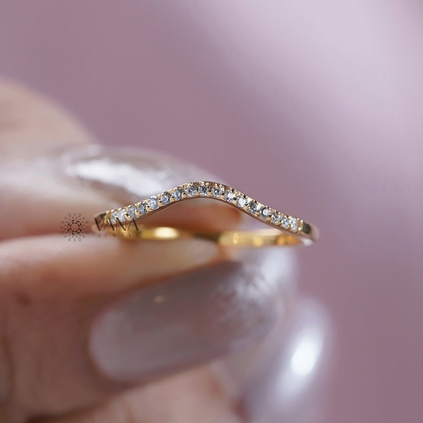 Curved wedding ring in yellow gold