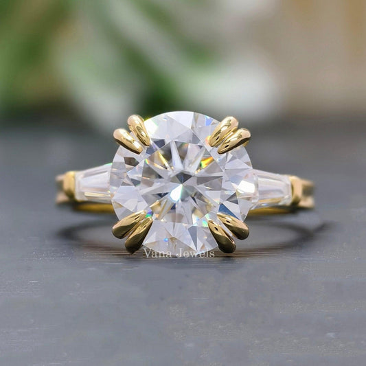 Round cut moissanite engagement ring
