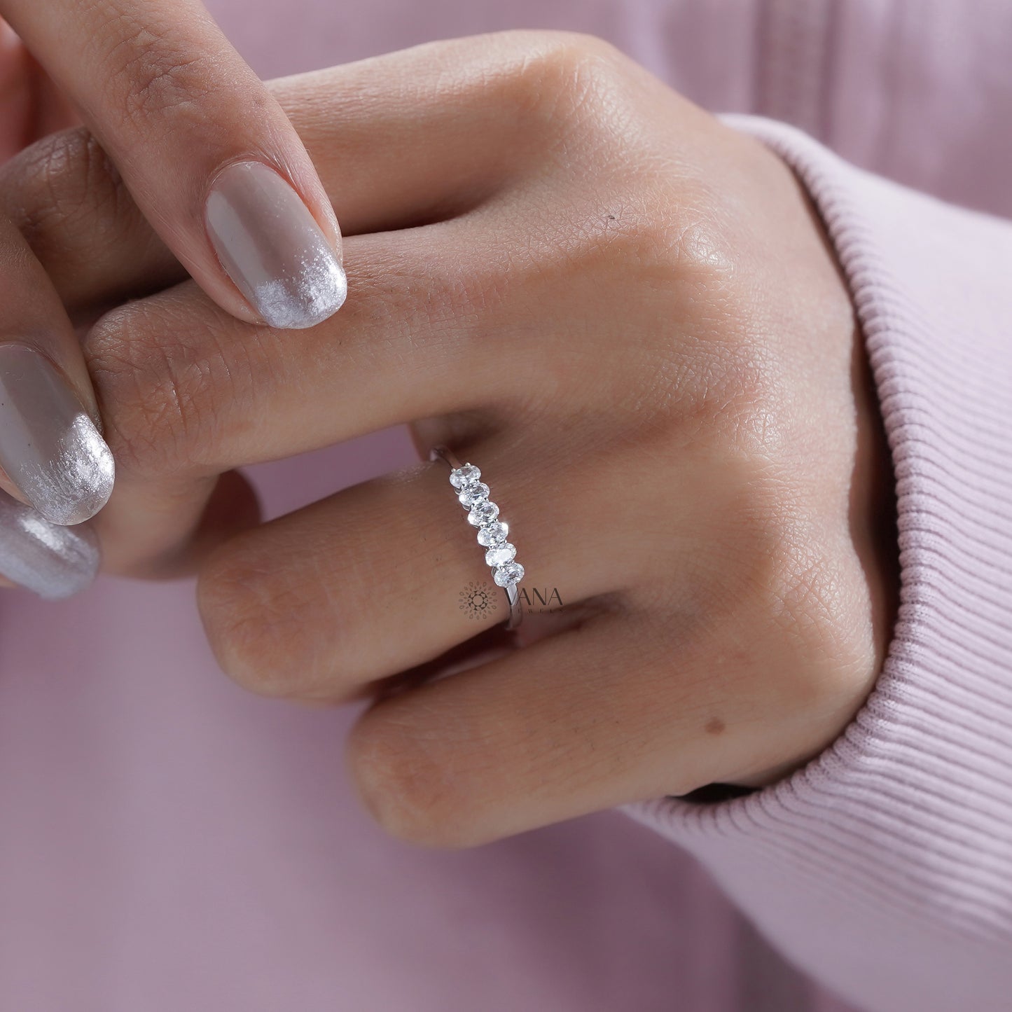 Sustainable oval diamond band