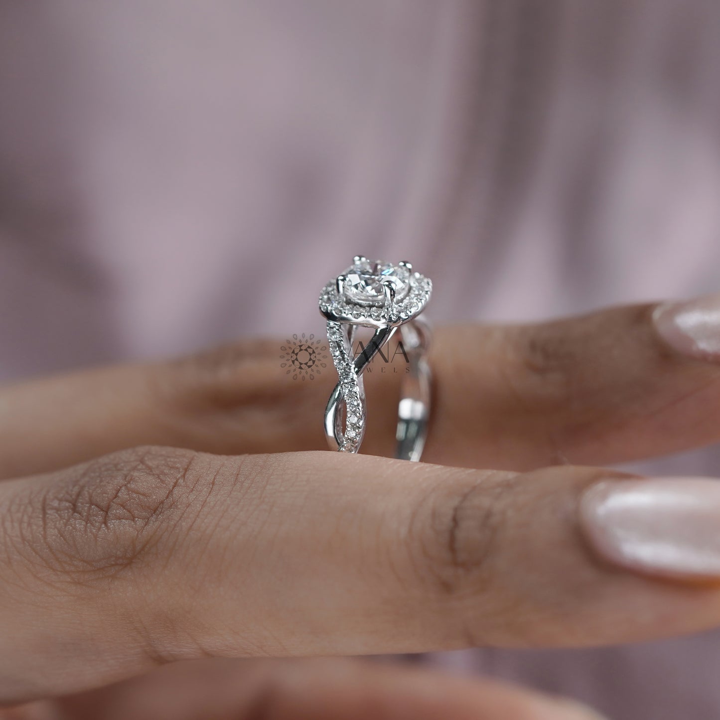 Classic halo setting ring with twist band