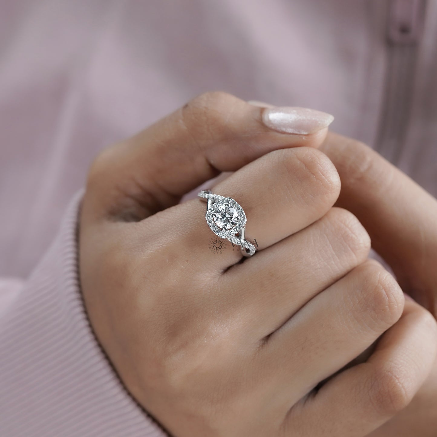 Round Cut Diamond Engagement Ring