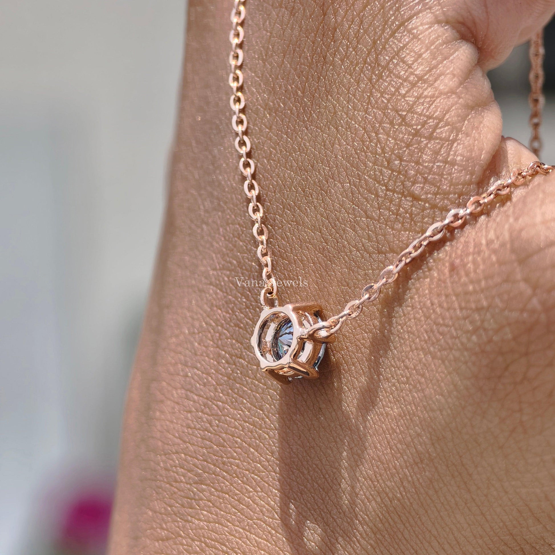 Dainty round blue pendant