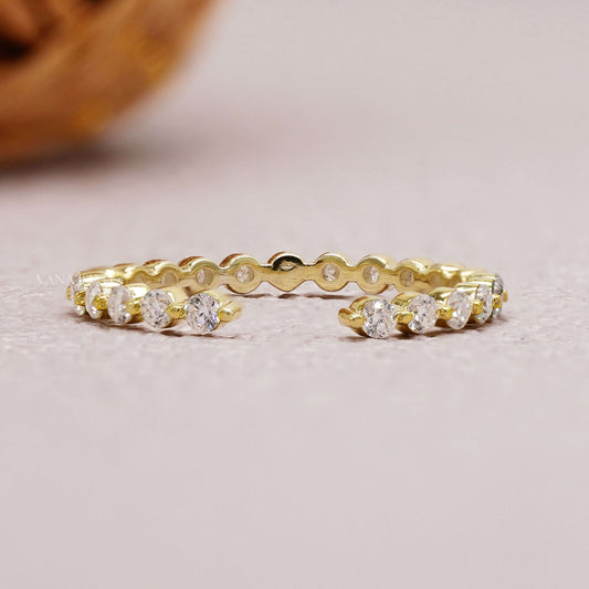 Round cut moissanite open gap band