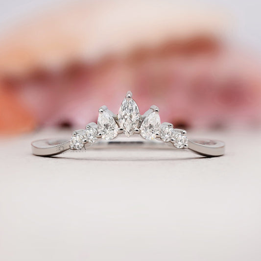 Lab grown diamond curved band
