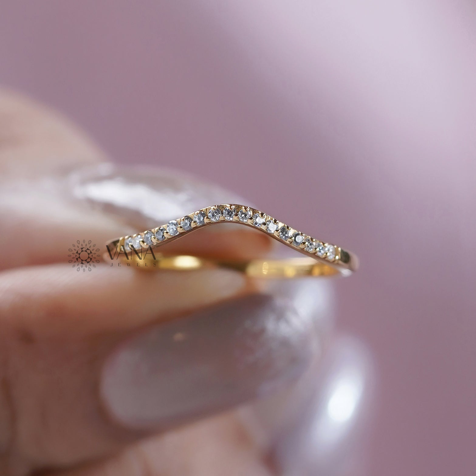Curved wedding ring in yellow gold
