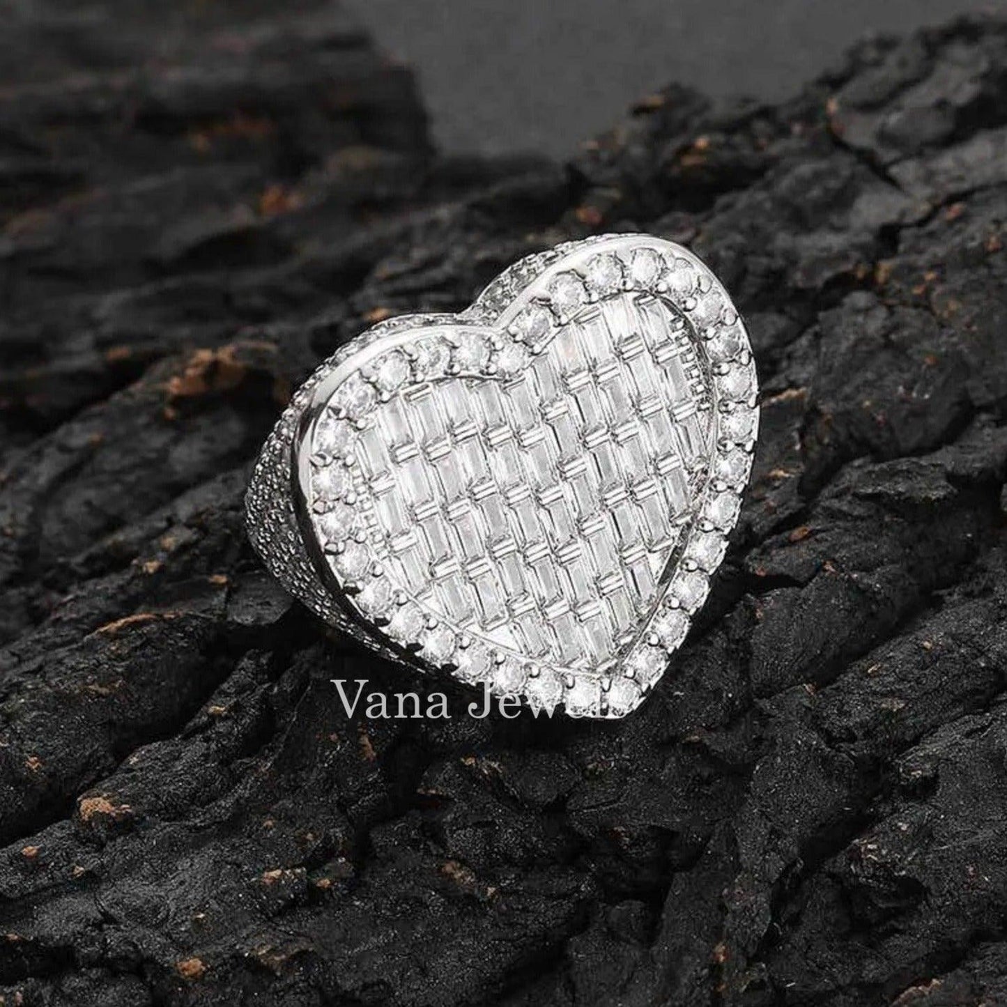 VVS Moissanite Baguette Heart Signet Ring - Vana Jewels