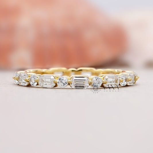 Emerald and Round cut Diamond Band
