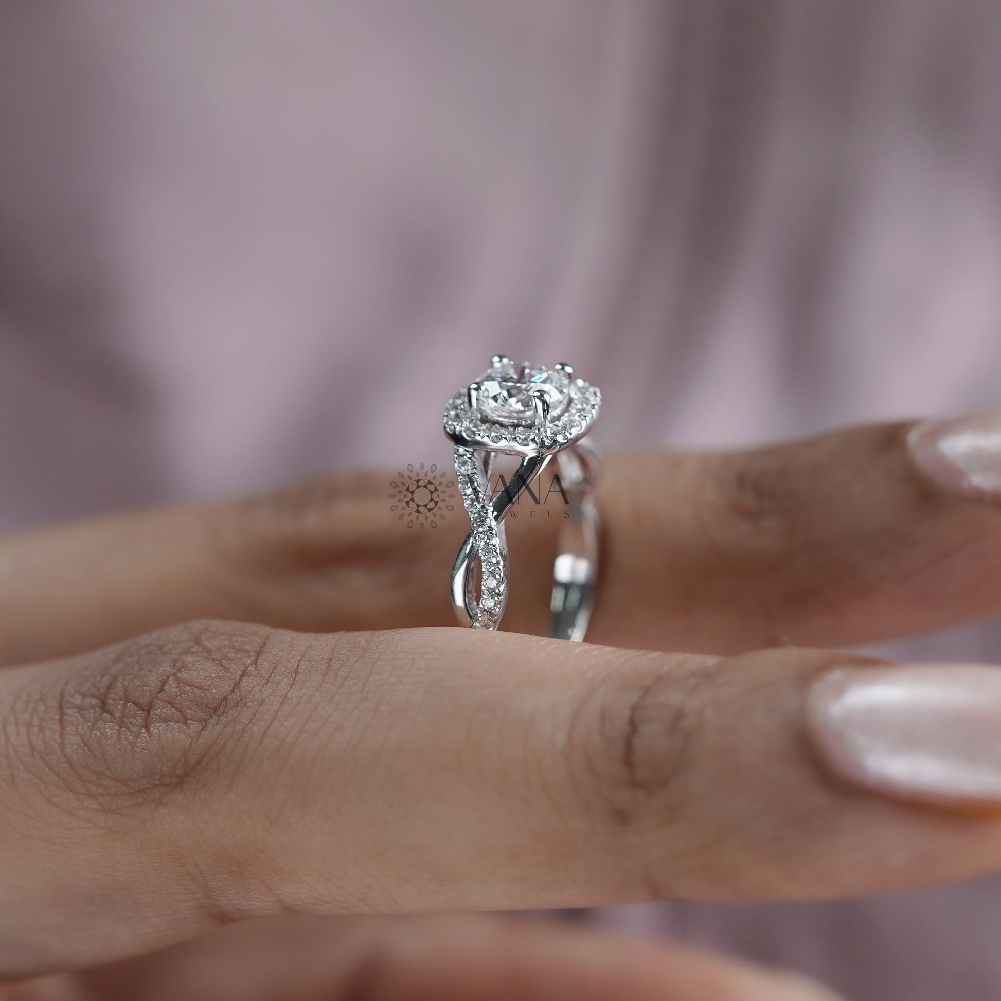 Classic halo setting ring with twist band