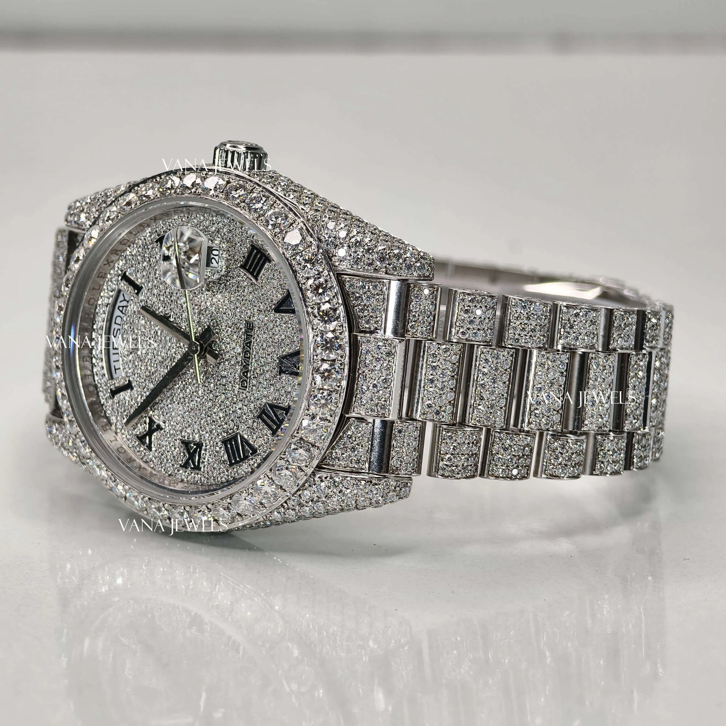 Luxury Diamond-Encrusted Day-Date Watch – A Masterpiece of Elegance