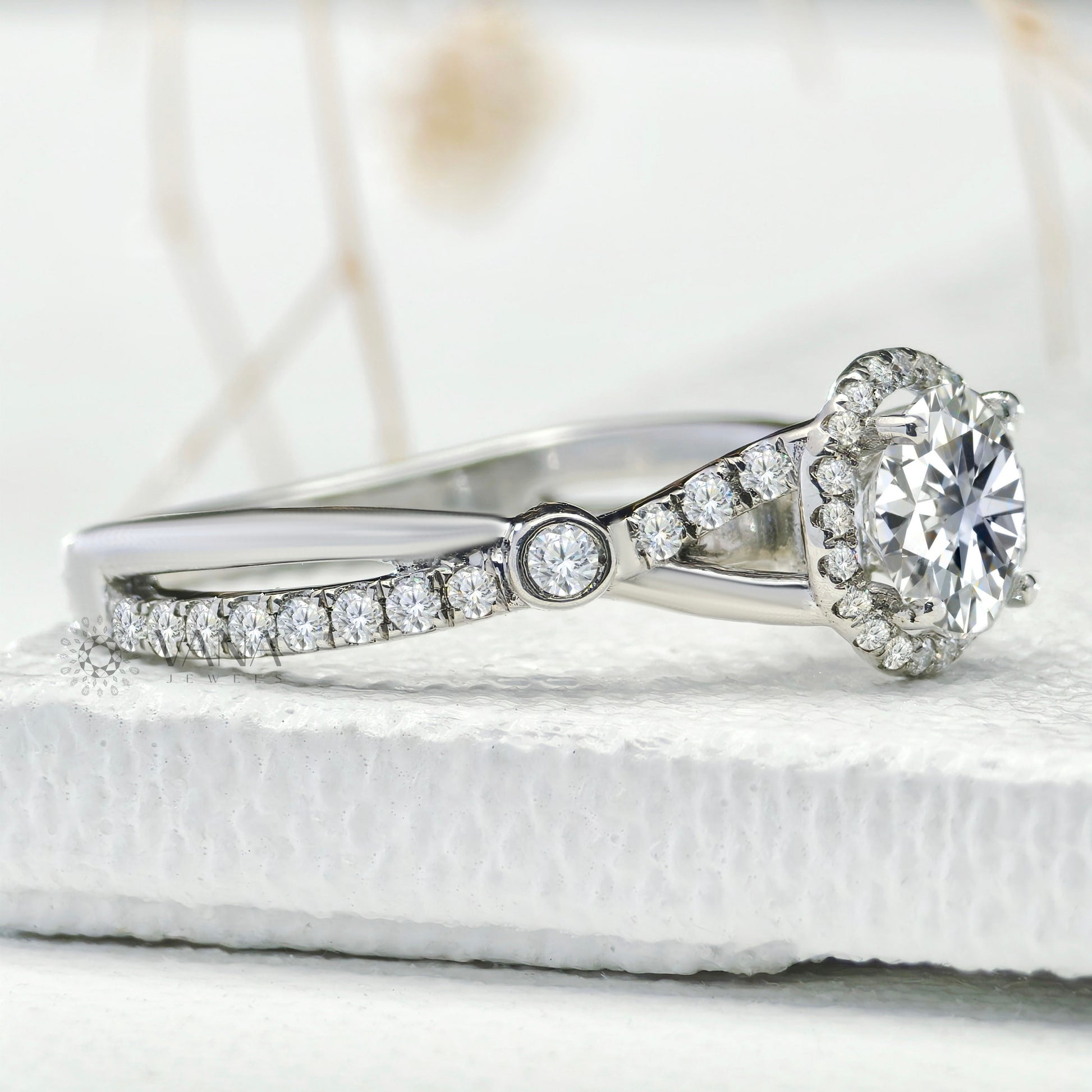 Elegant round diamond proposal ring