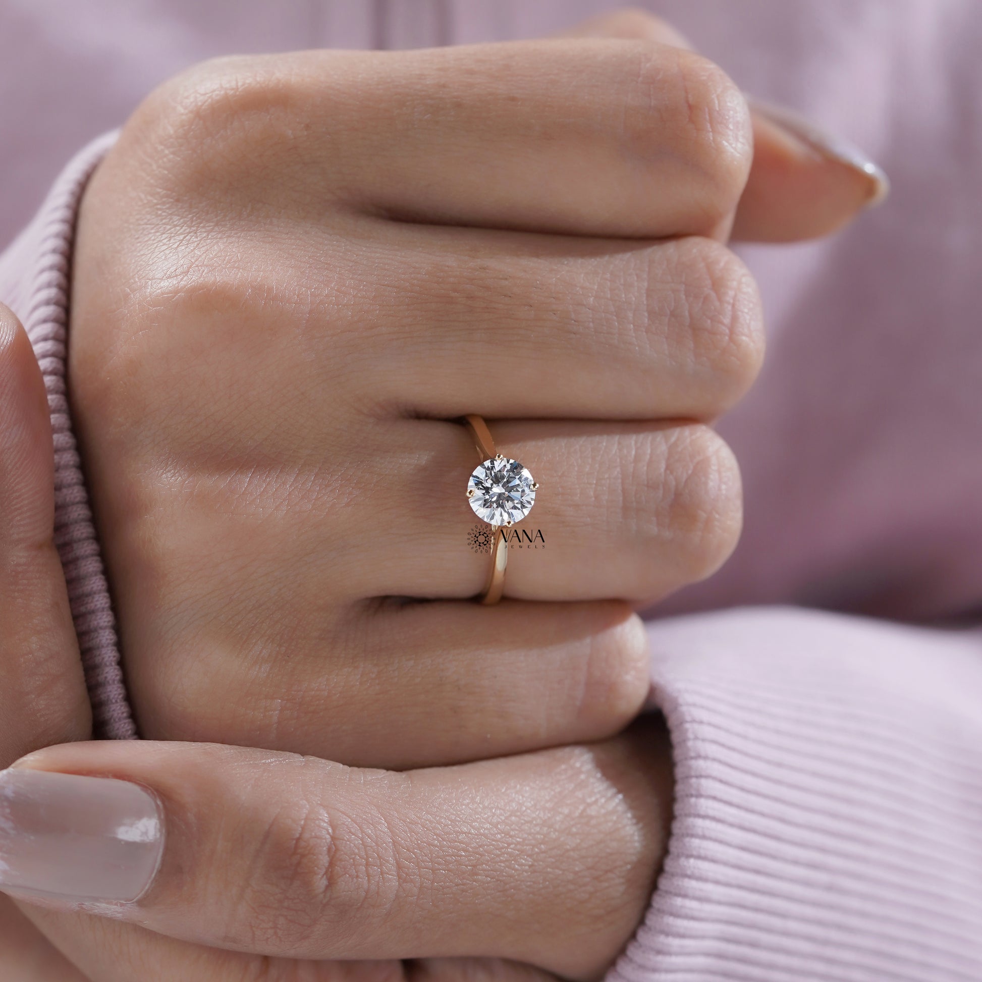 Round brilliant cut solitaire with hidden halo
