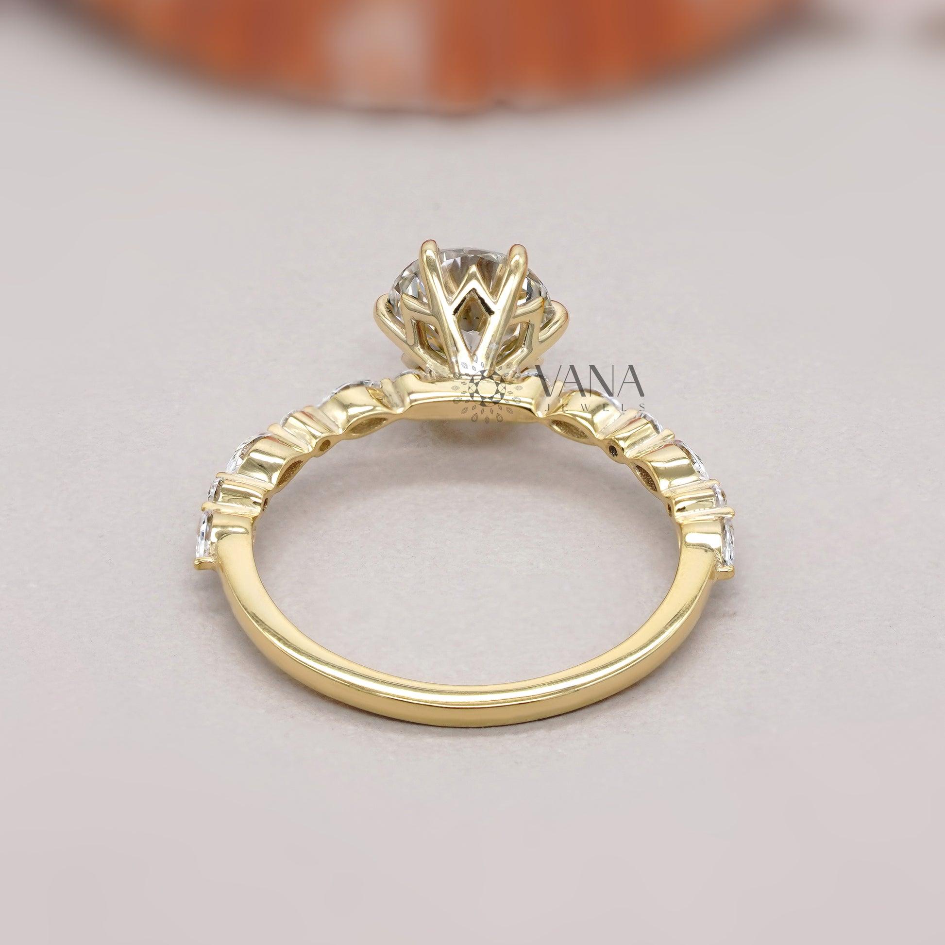 Elegant Round Diamond Proposal Ring
