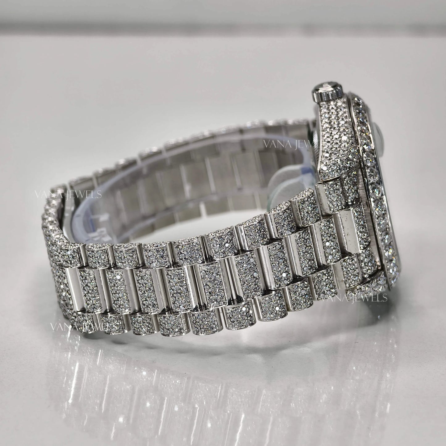 Luxury Diamond-Encrusted Day-Date Watch – A Masterpiece of Elegance