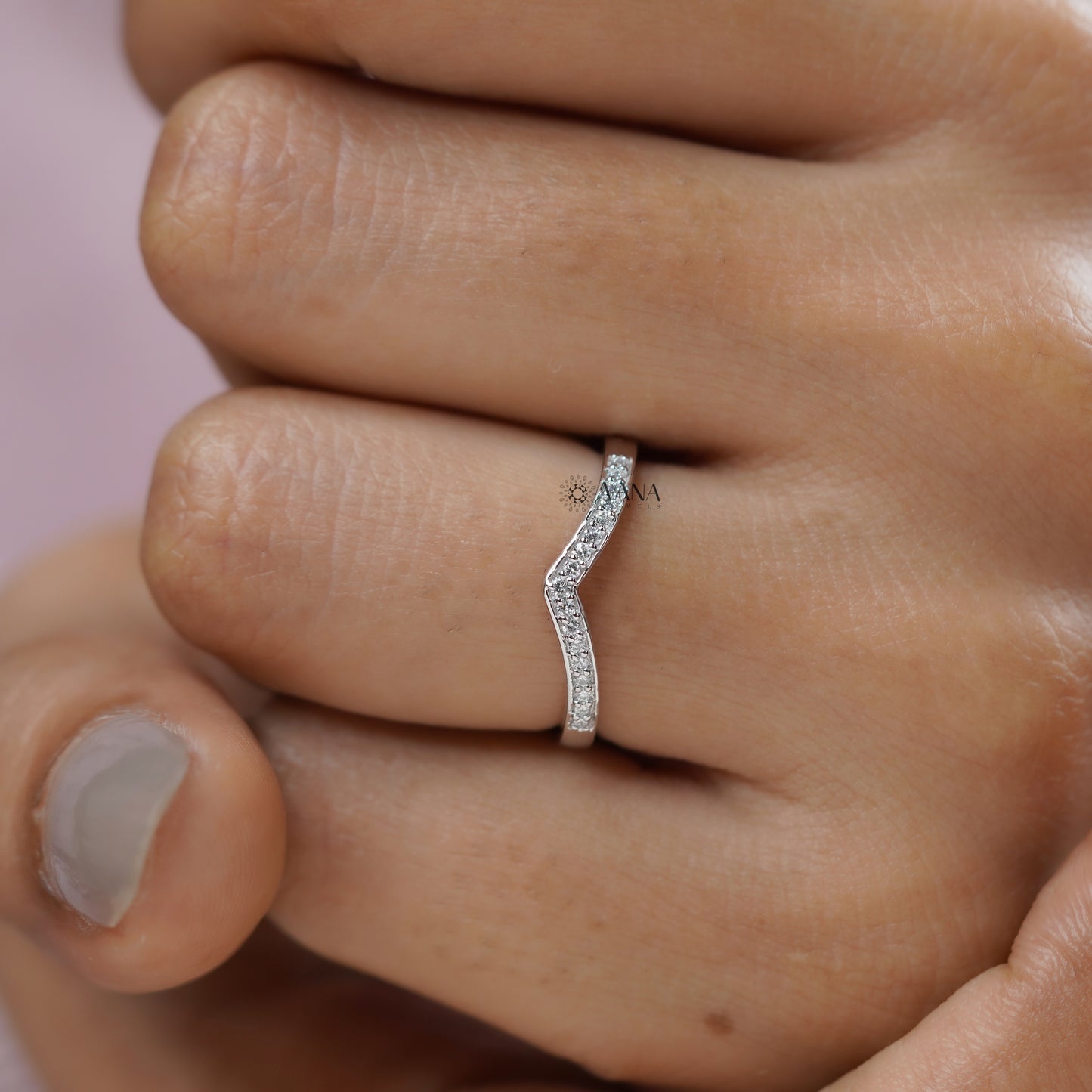 18K white gold curved chevron wedding band