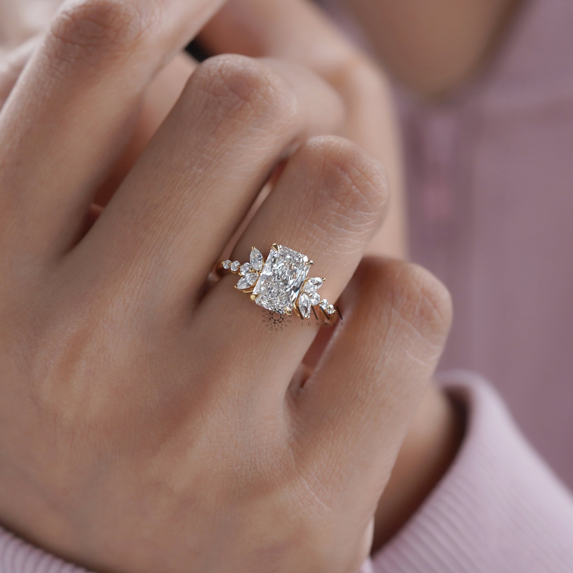 Elegant cluster style diamond ring

