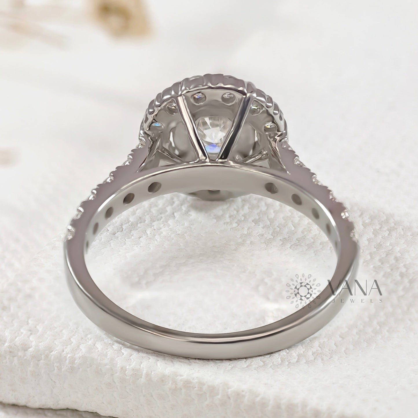 Round Cut Lab-Grown Diamond Halo Engagement Ring with Pave Setting